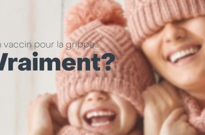 Vaccin contre la grippe : une mère et sa fille en tuques roses rient, les yeux couverts.